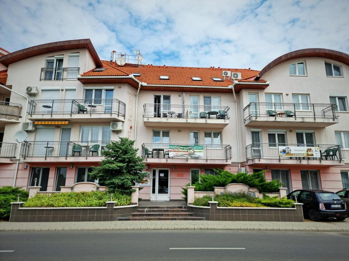 Relax Wellness Apartman Hajduszoboszlo Apartment Екстериор снимка